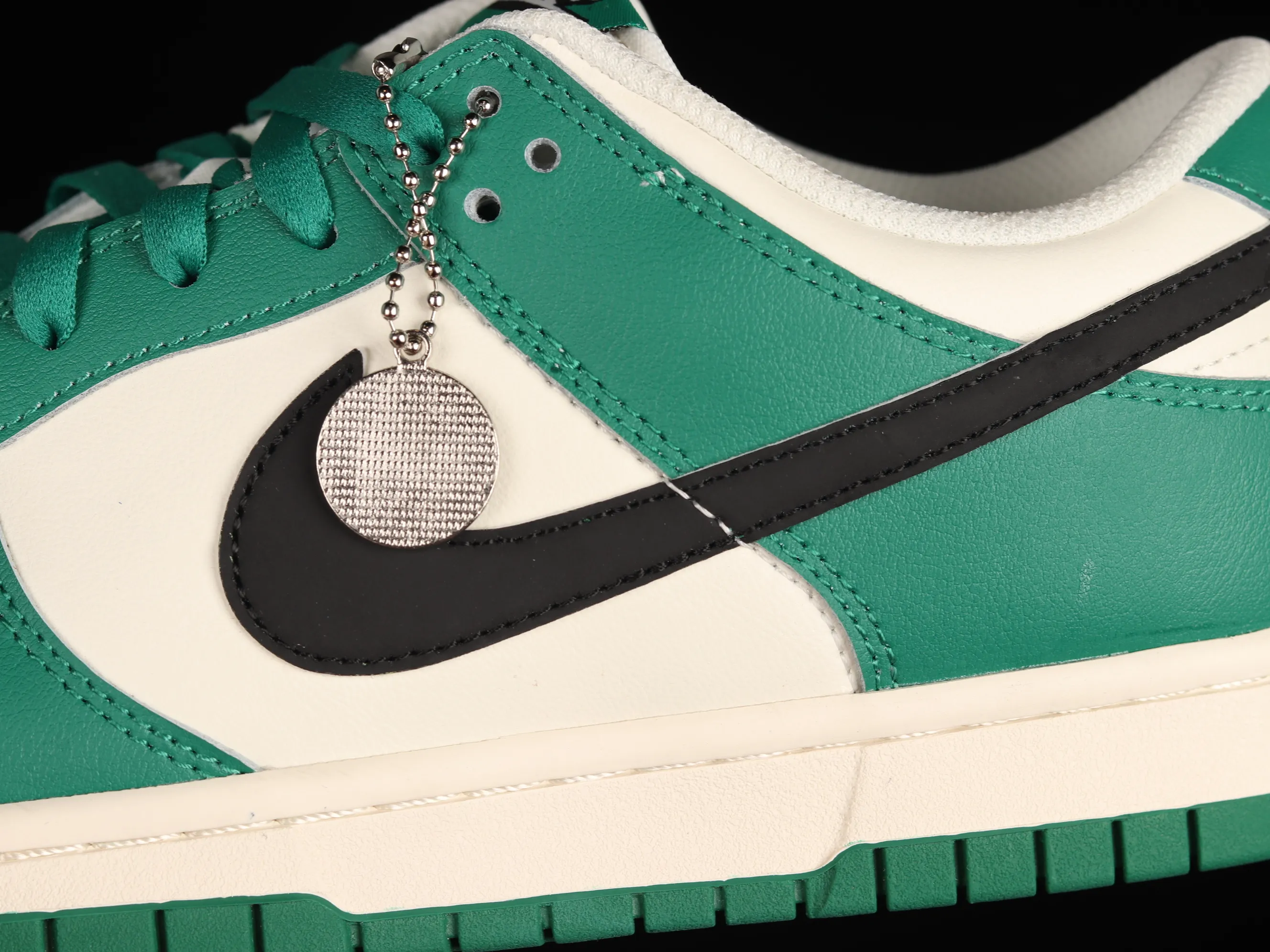 All Categories Nk SB Dunk Series Nk SB Dunk Low Low-top Sneakers Nk SB Dunk Low "Lottery" Heineken Color SB Smashed Backboard Fashion Casual Sneakers DR9654-100